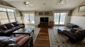 Smart TV - WATER FRONT- saltwater private pond beach and water sports IDEAL for big groups! (Dennis)