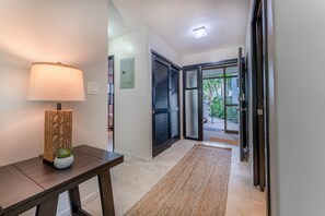 Interior - Steps To The Sand Ground level Makani A Kai A1 (Wailuku)