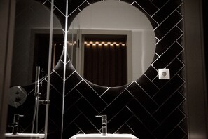 Twin Room | Bathroom | Free toiletries, hair dryer - hotel singular aeroporto (Maia)