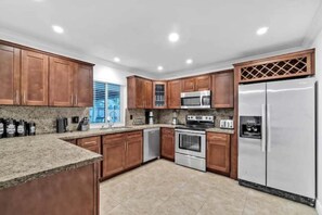 Fridge, microwave, oven, stovetop - King Beds, Game Room, Pet Friendly, Private Pool, Ping-Pong - SAME DAY BOOKINGS! (Fort Lauderdale)