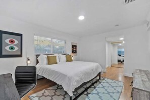 4 bedrooms, desk, iron/ironing board, travel crib - King Beds, Game Room, Pet Friendly, Private Pool, Ping-Pong - SAME DAY BOOKINGS! (Fort Lauderdale)