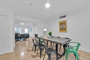 Dining - King Beds, Game Room, Pet Friendly, Private Pool, Ping-Pong - SAME DAY BOOKINGS! (Fort Lauderdale)