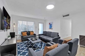 Smart TV, table tennis, offices - King Beds, Game Room, Pet Friendly, Private Pool, Ping-Pong - SAME DAY BOOKINGS! (Fort Lauderdale)