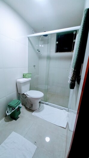 Shower, towels, soap, toilet paper - Venha Curtir Suas Férias nas Melhores Praias do Rio de Janeiro (Recreio dos Bandeirantes Rio de Janeiro)