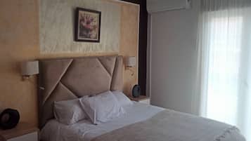 Desk, laptop workspace, free WiFi