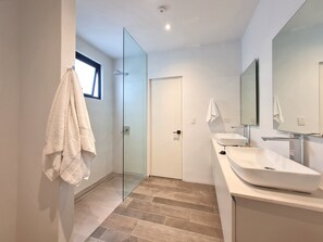 Design-huoneisto | Kylpyhuone | Suihku, hiustenkuivaaja, lämmitetyt lattiat, pyyhkeet