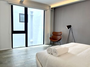 Tabla de planchar con plancha, wifi gratis y ropa de cama