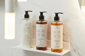 Dusche, umweltfreundliche Kosmetikartikel, Haartrockner, Bidet