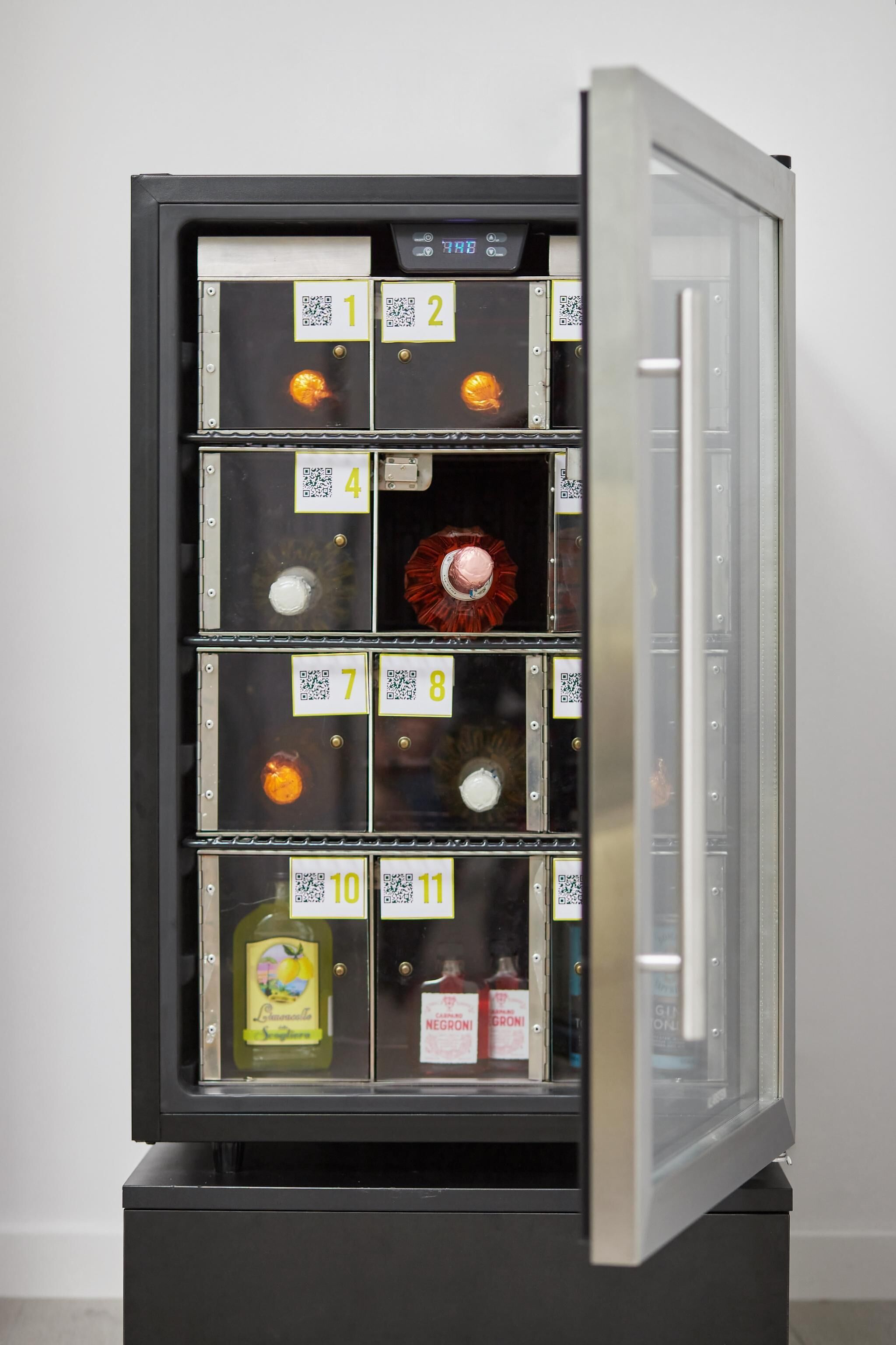 Un expositor refrigerado con compartimentos numerados, cada uno conteniendo artículos diferentes.