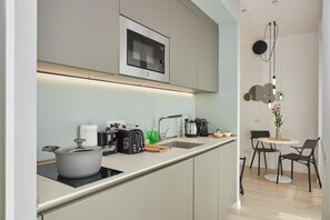 Kühlschrank, Mikrowelle, Ofen, Herdplatte