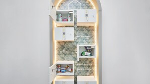Un meuble de rangement moderne doté de plusieurs compartiments, chacun étant muni d’un code QR et de l’inscription « TESTEZ-MOI ».