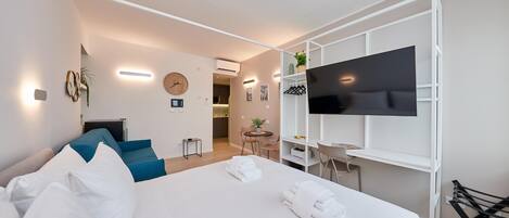 1 Schlafzimmer, Zimmersafe, Schreibtisch, Bügeleisen/Bügelbrett