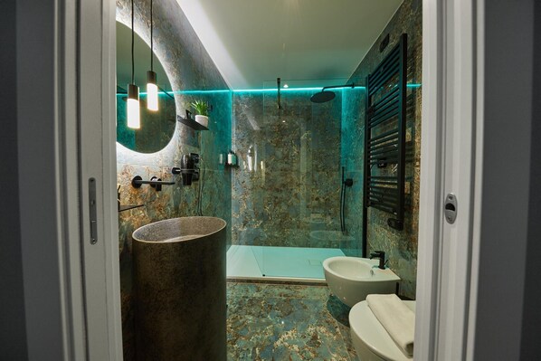 Dusche, umweltfreundliche Kosmetikartikel, Haartrockner, Bidet