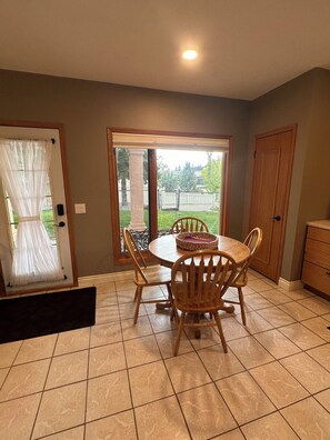 Dining - Separate sunny walk out basement suite in safe upscale neighborhood. Pets ok/fee (Calgary)