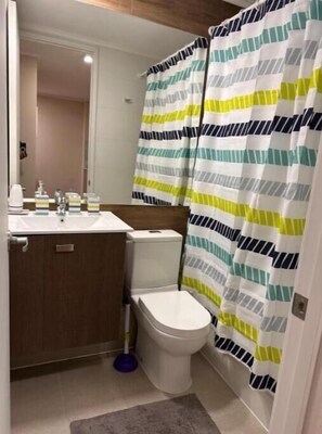 Toallas, jabón, papel de baño 