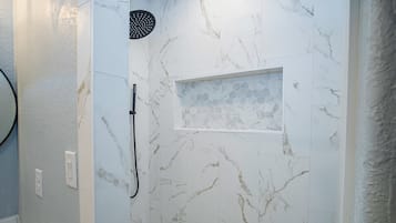 House (4 Bedrooms) | Bathroom | Combined shower/tub, towels, shampoo, toilet paper