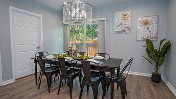 House (4 Bedrooms) | Dining room