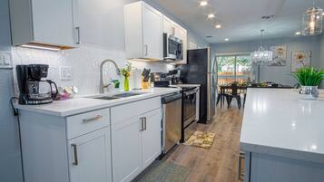 House (4 Bedrooms) | Private kitchen | Microwave, oven, dishwasher, toaster