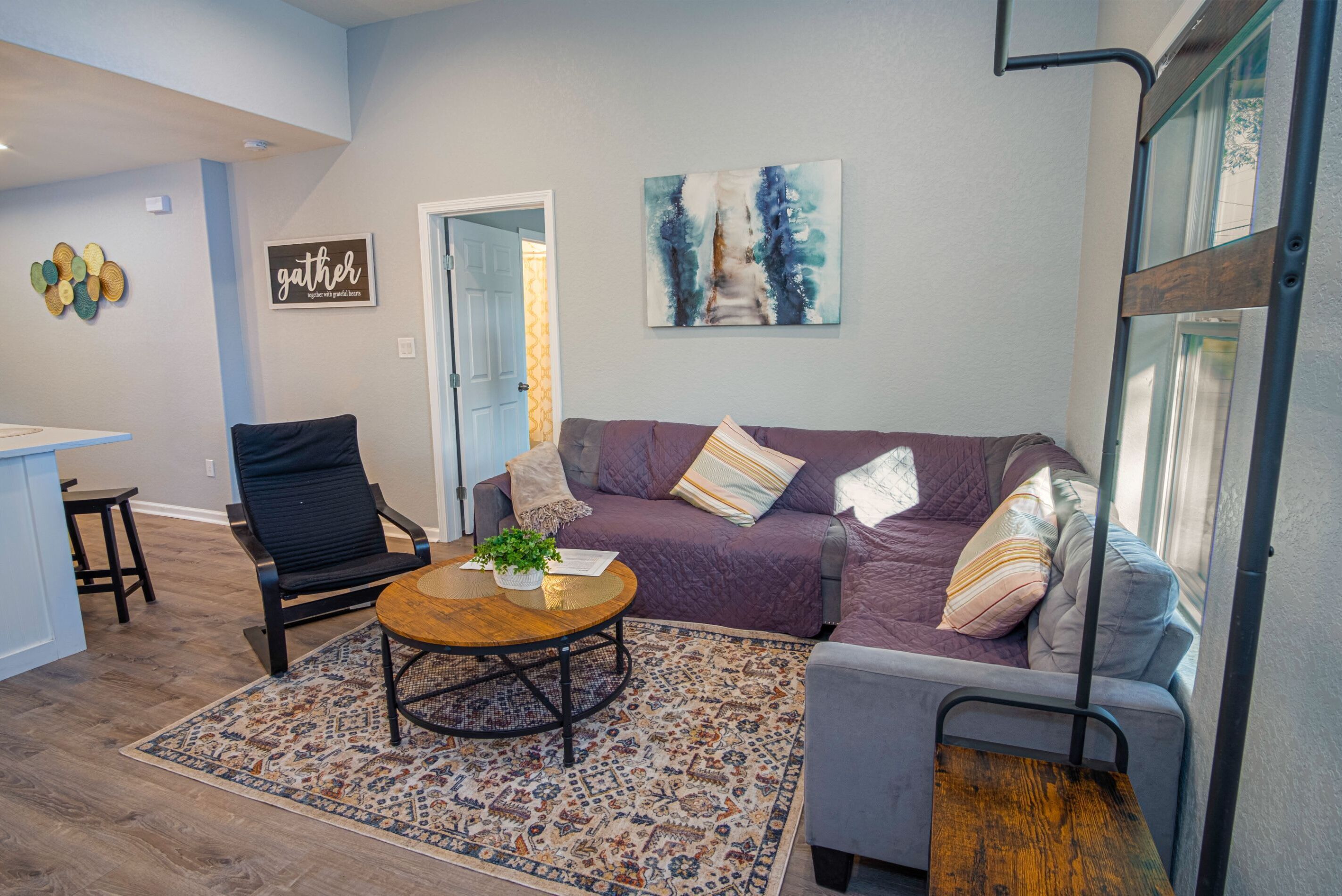 Nhà (4 Bedrooms) | Khu phòng khách | TV 55-inch có truyền hình kỹ thuật số 