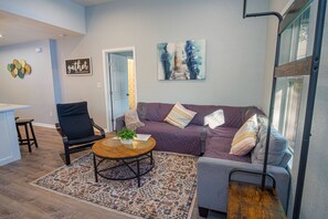 Nhà (4 Bedrooms) | Khu phòng khách | TV 55-inch có truyền hình kỹ thuật số 