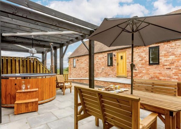 Cottage | Property grounds - Fawn Cottage Disabled Adapted 3 Bedroom hot tub (Alcester)