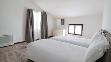 Apartamento luxo | 1 quarto, ferros/tábuas de passar roupa, roupa de cama