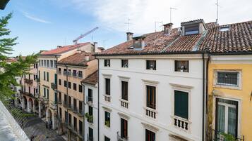 Une rangée de bâtiments européens traditionnels à l’architecture uniforme, dotés de balcons et se dressant sous un ciel dégagé.