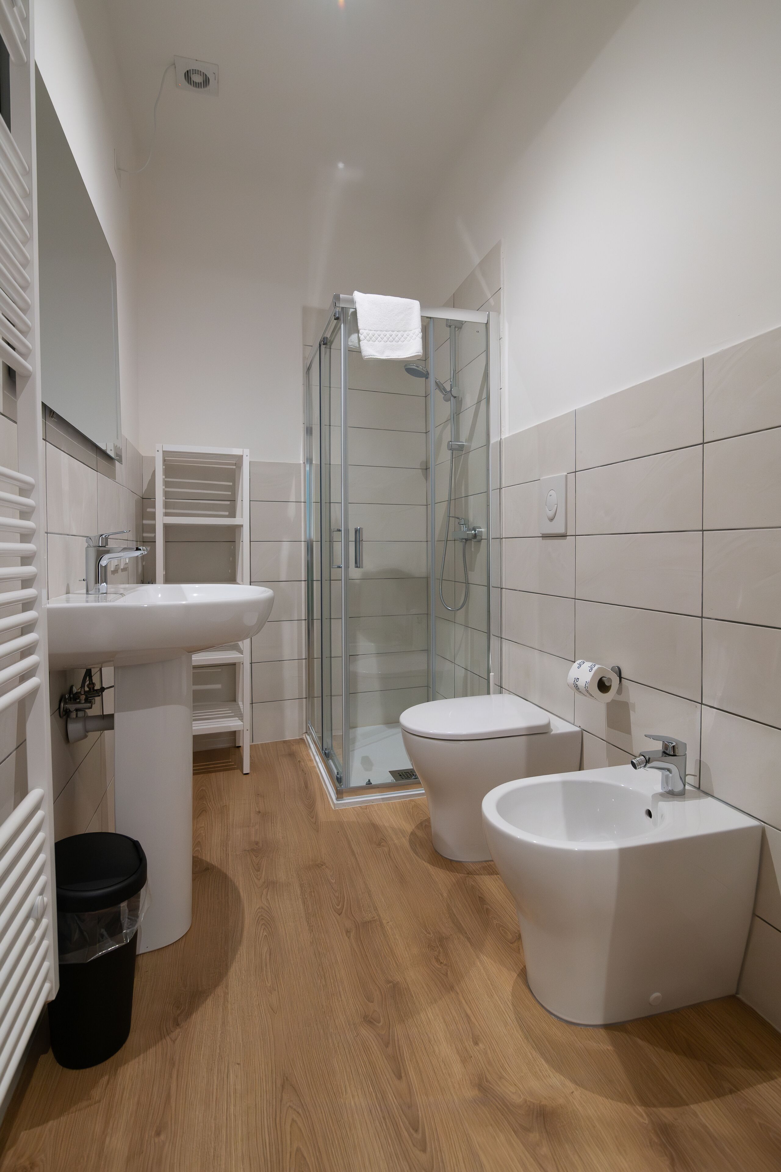 Deluxe-Apartment | Badezimmer | Dusche, Haartrockner, Bidet, Handtücher