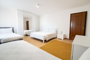 Departamento familiar | Tabla de planchar con plancha y ropa de cama 