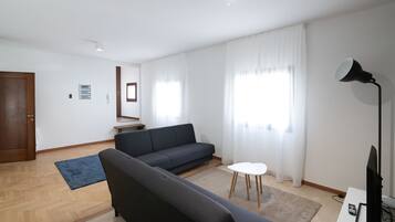 Leilighet – grand, 3 soverom, byutsikt | Oppholdsområde | Flatskjerm-TV