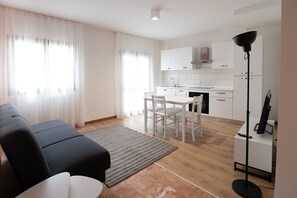 Departamento familiar | Cocina privada | Refrigerador con congelador, horno, parrilla de estufa y periquera 