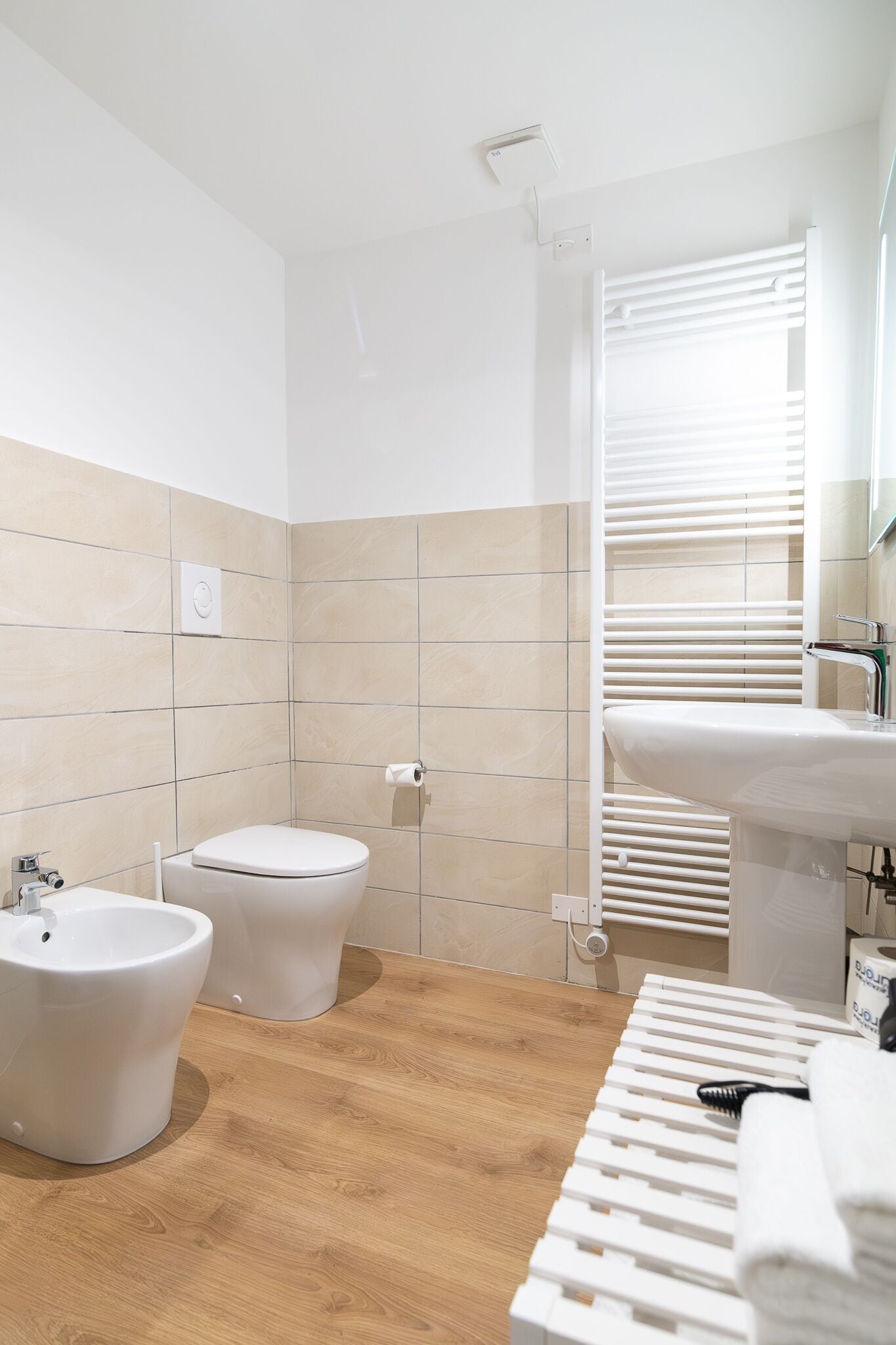Une salle de bain moderne équipée de toilettes, d’un bidet et d’un lavabo.