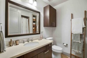 Shower - ✨Ultra Luxe Hi-Rise w/Pool, 🌇Views🤳+ Free Valet🏎
 (Houston)