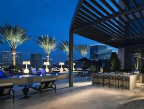 Outdoor dining - ✨Ultra Luxe Hi-Rise w/Pool, 🌇Views🤳+ Free Valet🏎
 (Houston)