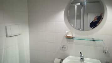 Een douche, een haardroger, een bidet, handdoeken