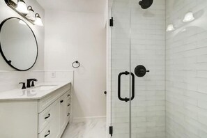 Bathroom - ⭐️⭐️⭐️⭐️⭐️Vibrant Condo🏡🏊🎾Sleeps 8🛌Energy Corridor✨
 (Houston)