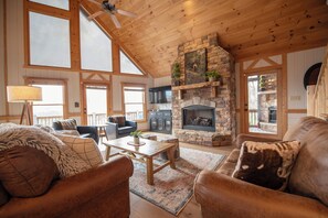 Älytelevisio, takka, DVD-soitin, kirjoja