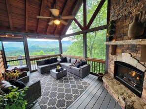 Smart TV, fireplace, DVD player, books - Unreal MTN Views • Secluded • Soak Dine Unwind (Epworth)