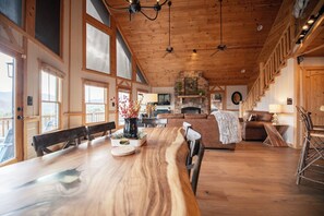 Dining - Unreal MTN Views • Secluded • Soak Dine Unwind (Epworth)