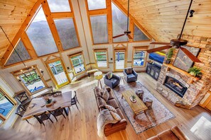 Smart TV, fireplace, DVD player, books - Luxury Mountain Cabin Epic Views Hot Tub 2 Kings (Epworth)