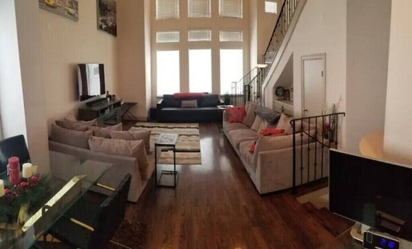 Living area - Cozy+Spacious 3Story Home- Eado- Monthly Discounts
(Houston)