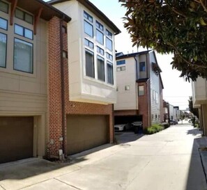 Exterior - Cozy+Spacious 3Story Home- Eado- Monthly Discounts
(Houston)