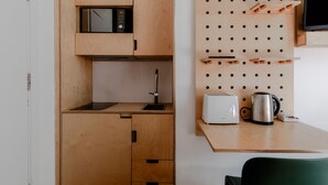 ベーシック スタジオ 専用バスルーム | 共用キッチン | 小型冷蔵庫、電子レンジ、コンロ、電気ポット