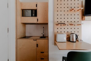 Mini-fridge, microwave, stovetop, electric kettle - Kensington Stay (London)