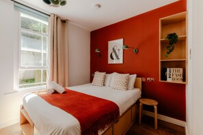 Premium bedding, down duvets, memory-foam beds, desk - Kensington Stay (London)