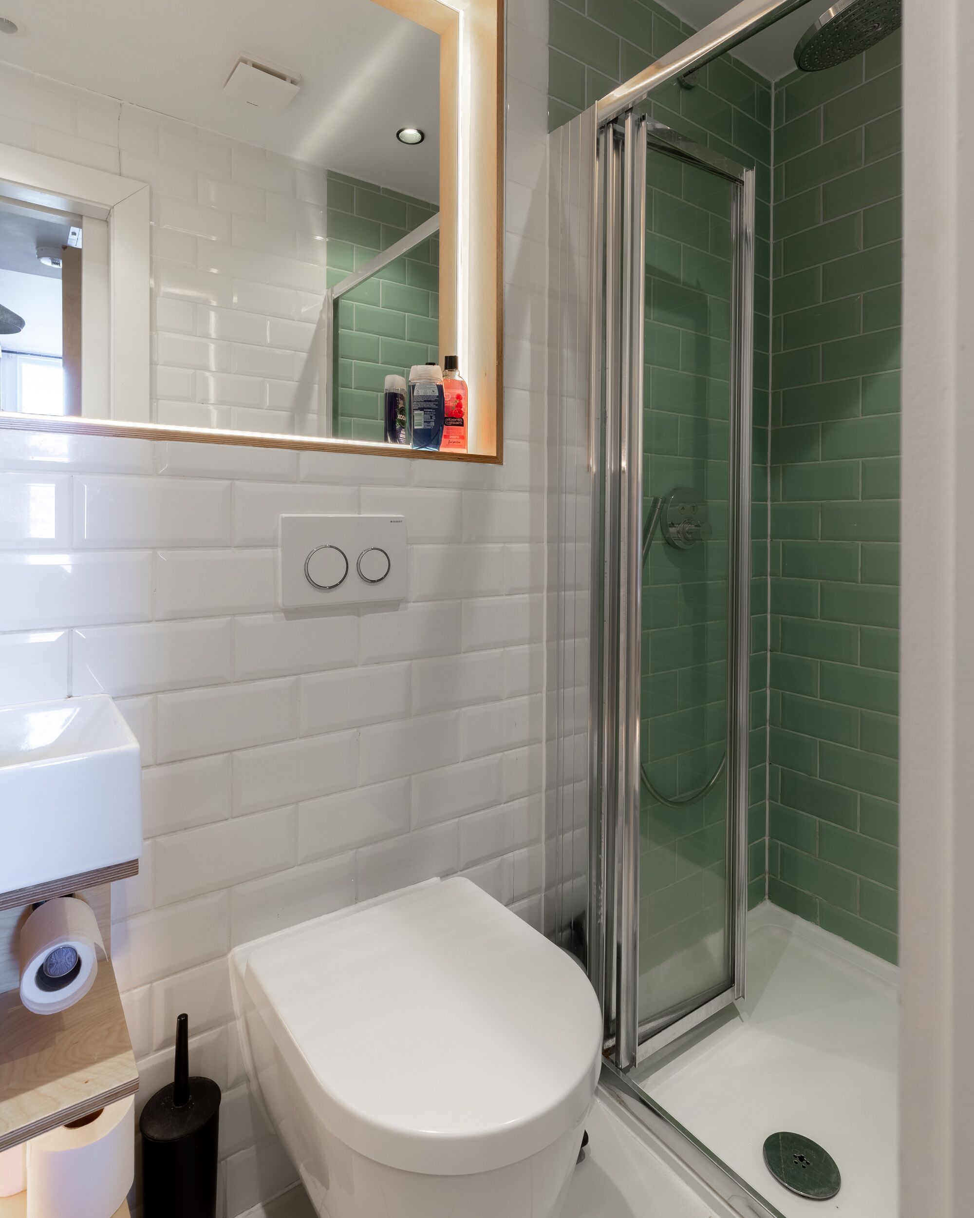 Basic Studio, Private Bathroom | Bathroom | Shower, rainfall showerhead, hair dryer, towels