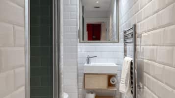 Basic Studio, Private Bathroom | Bathroom | Shower, rainfall showerhead, hair dryer, towels