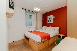 Premium bedding, down duvets, memory-foam beds, desk - Kensington Stay (London)