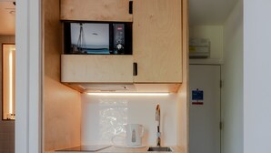ベーシック スタジオ 専用バスルーム | 共用キッチン | 小型冷蔵庫、電子レンジ、コンロ、電気ポット