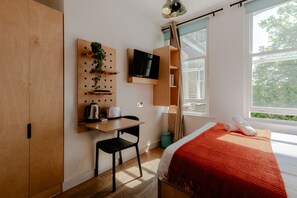 Premium bedding, down duvets, memory-foam beds, desk - Kensington Stay (London)